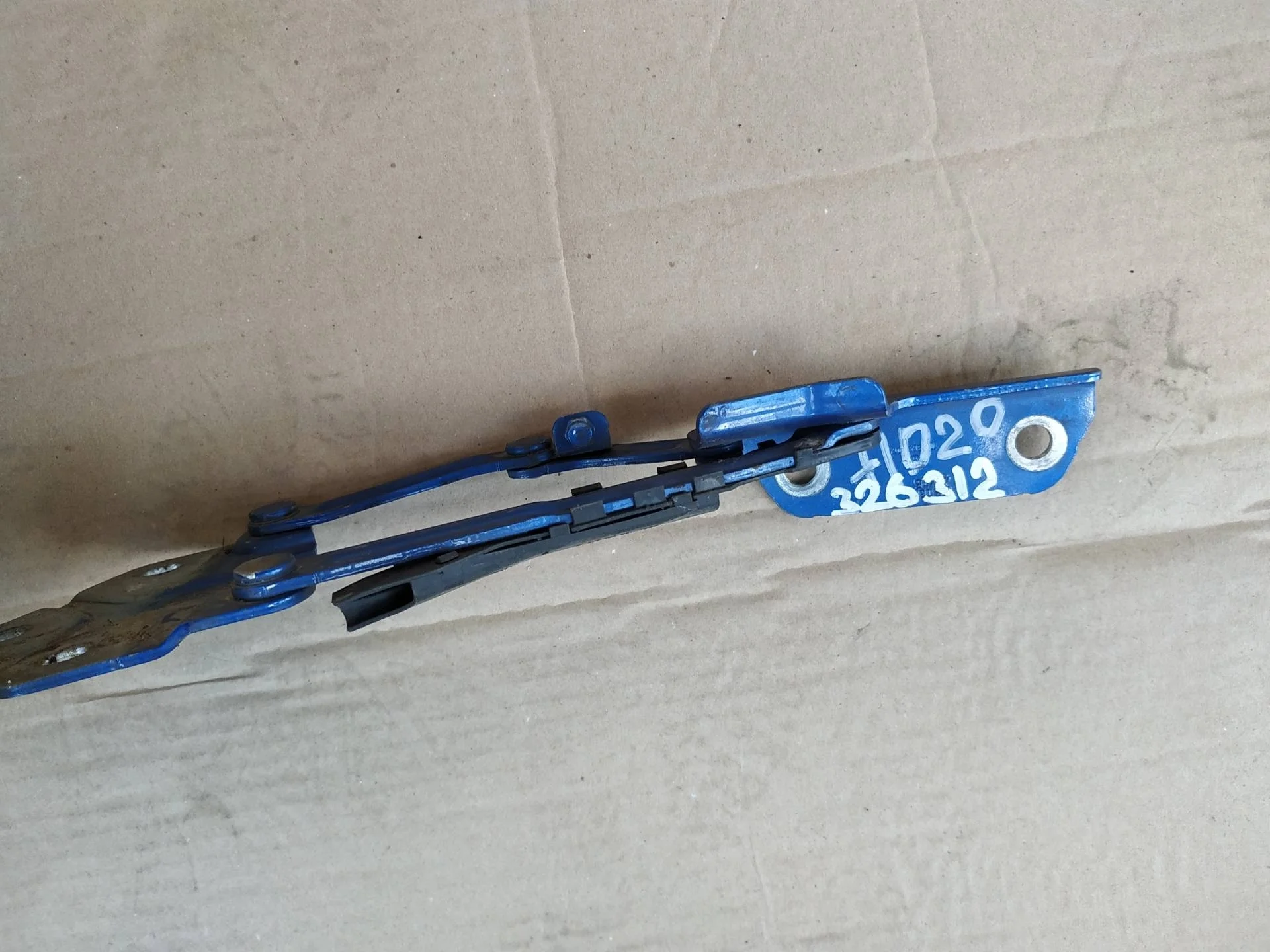 петля капота правая Volkswagen Caddy 3  2010