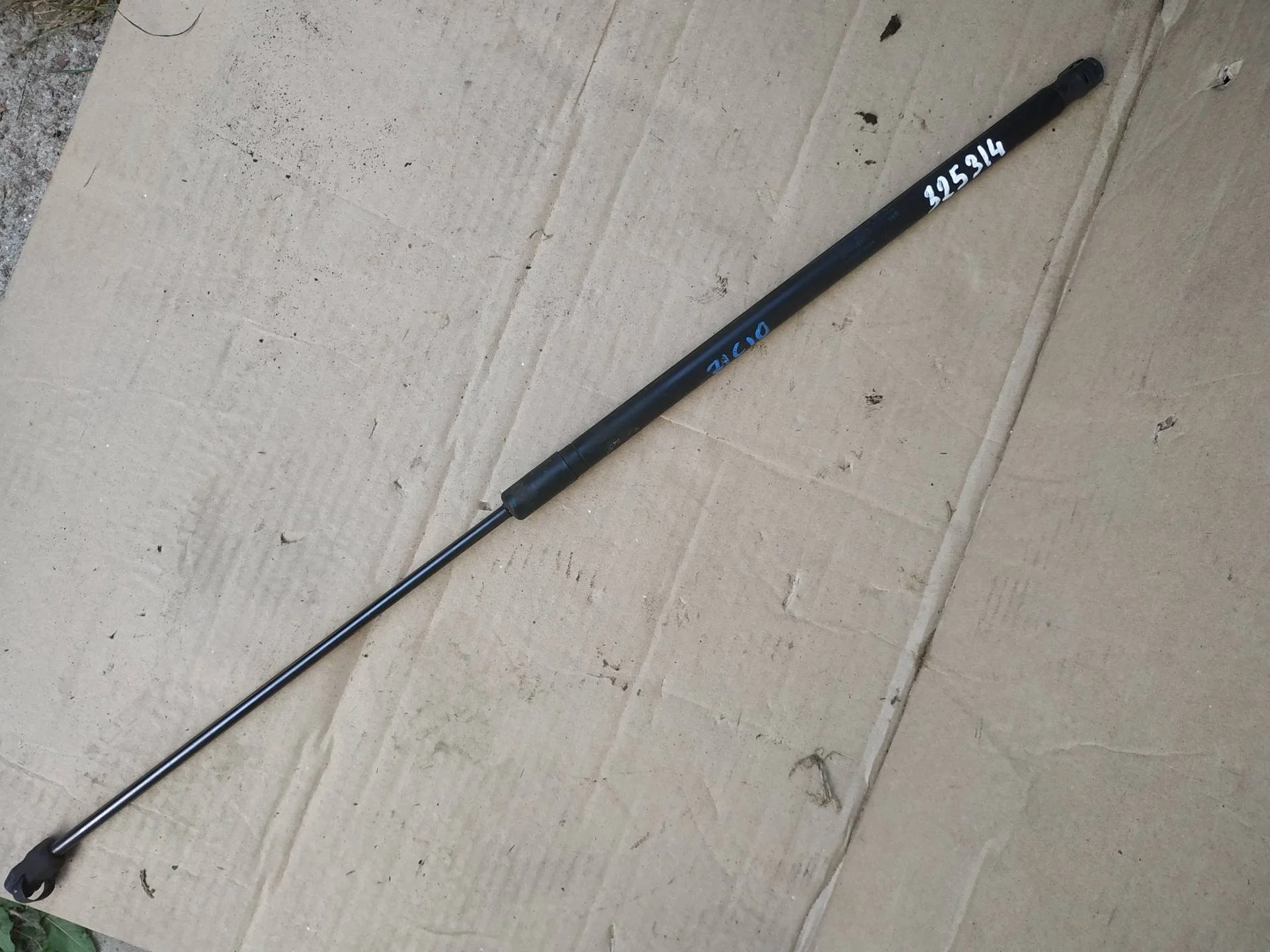 амортизатор капота Volkswagen Passat B6  2008