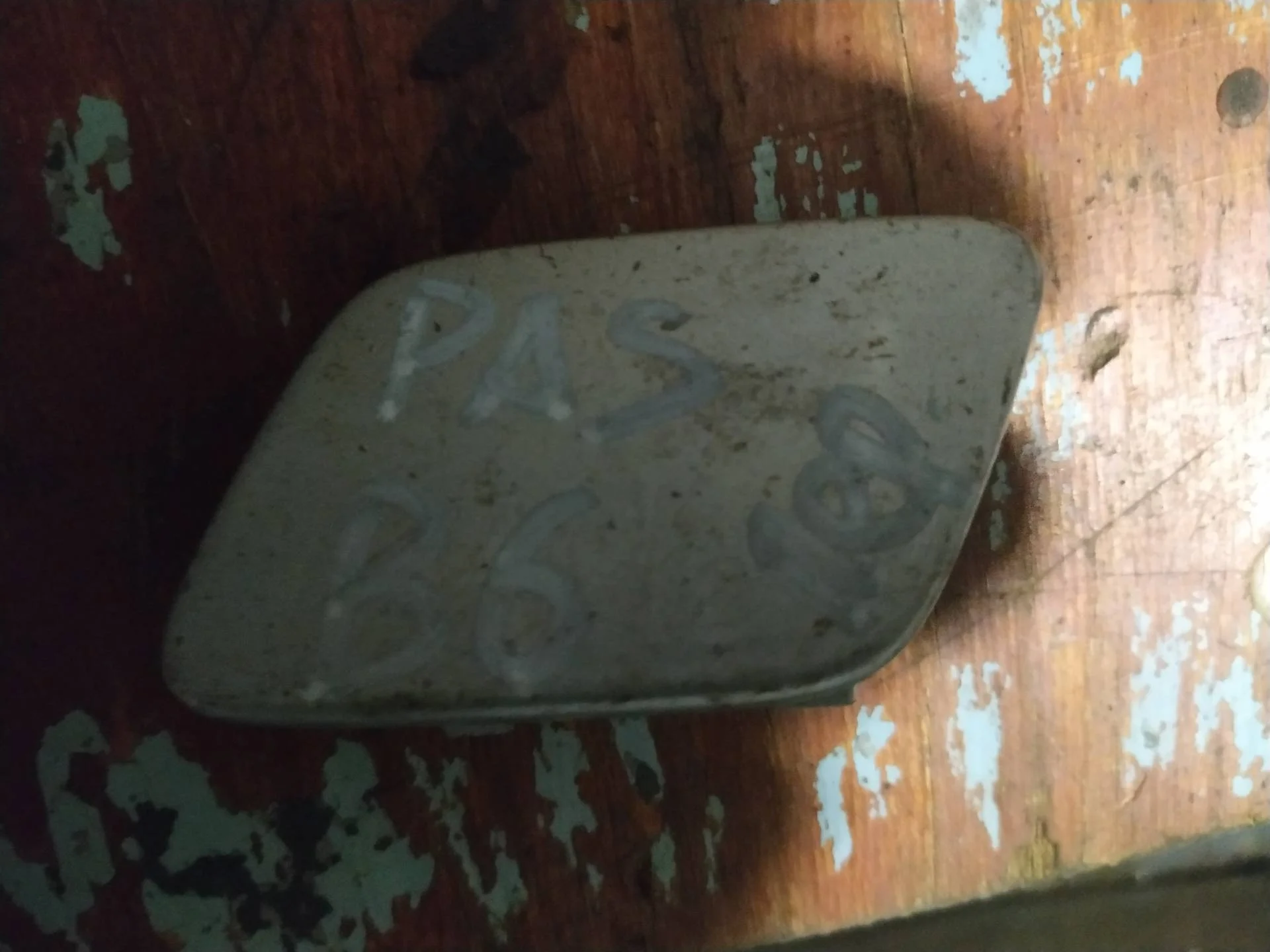 заглушка под омыватель фары левая Volkswagen Passat B6  2008