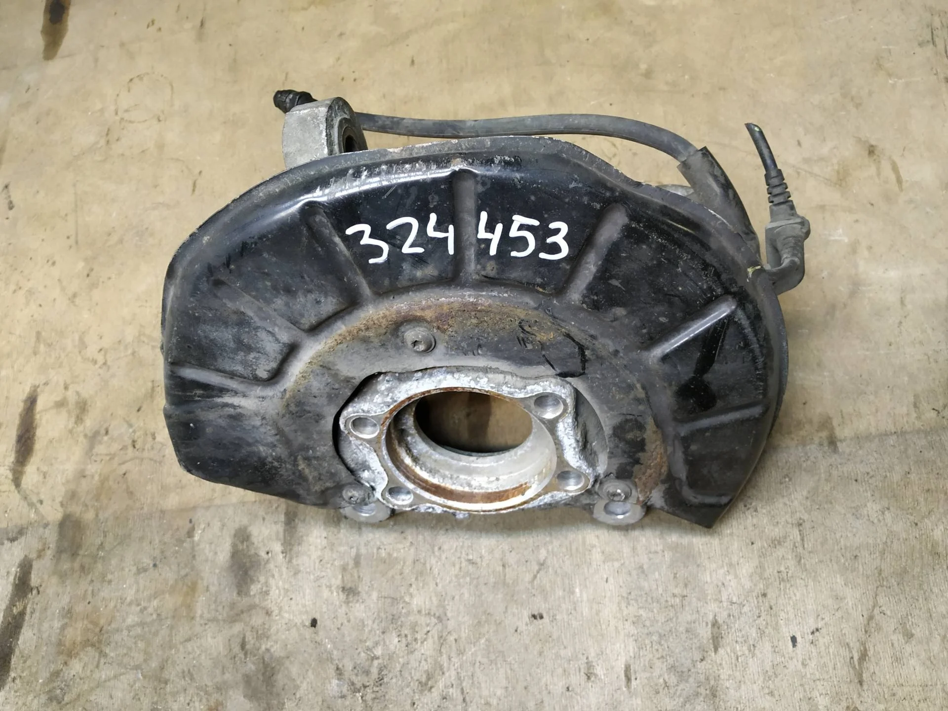 кулак передний правый Volkswagen Passat B6  2008