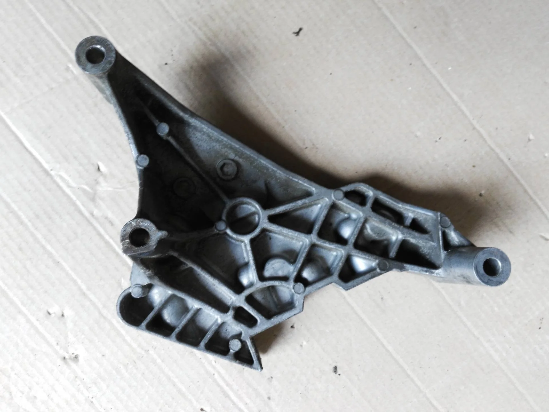 кронштейн двигателя правый Volkswagen Passat B6  2008