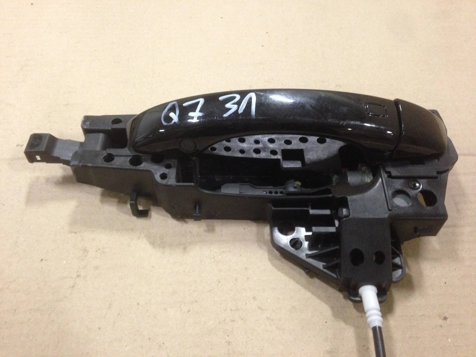 ручка наружная двери задней левой Audi Q7 4M  2015