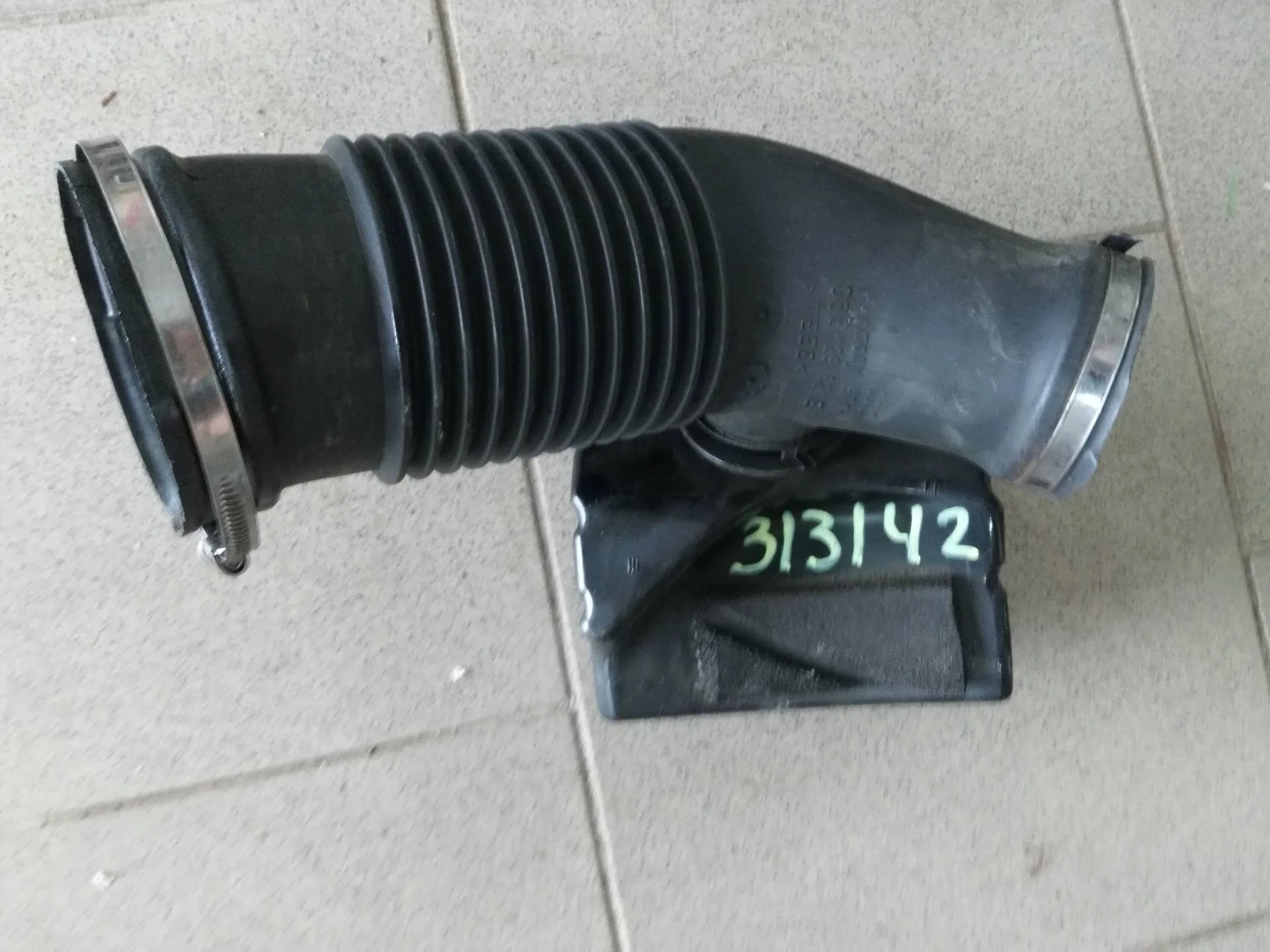 патрубок воздушного фильтра Audi A6  2006