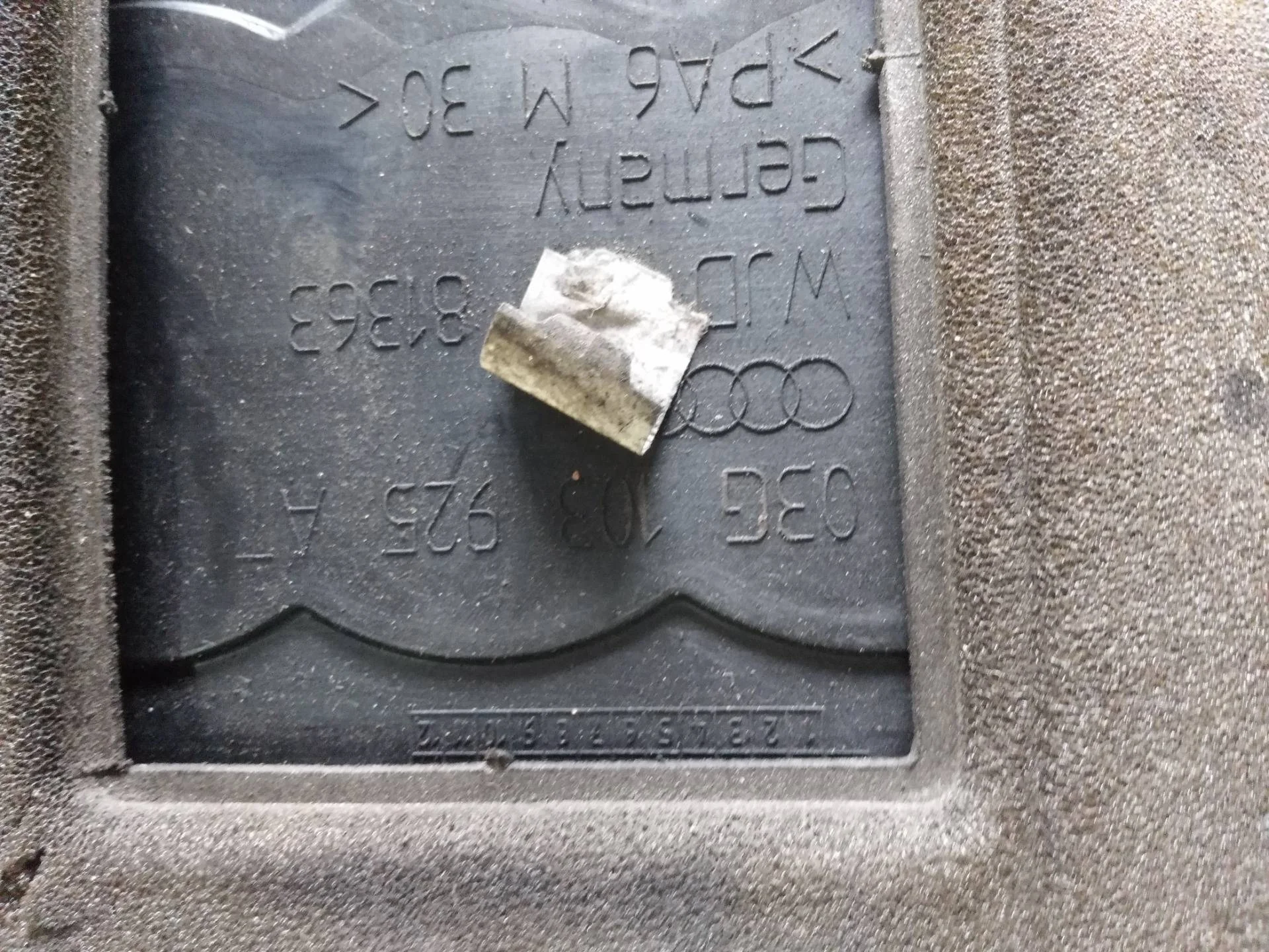 крышка двигателя Audi A6  2006