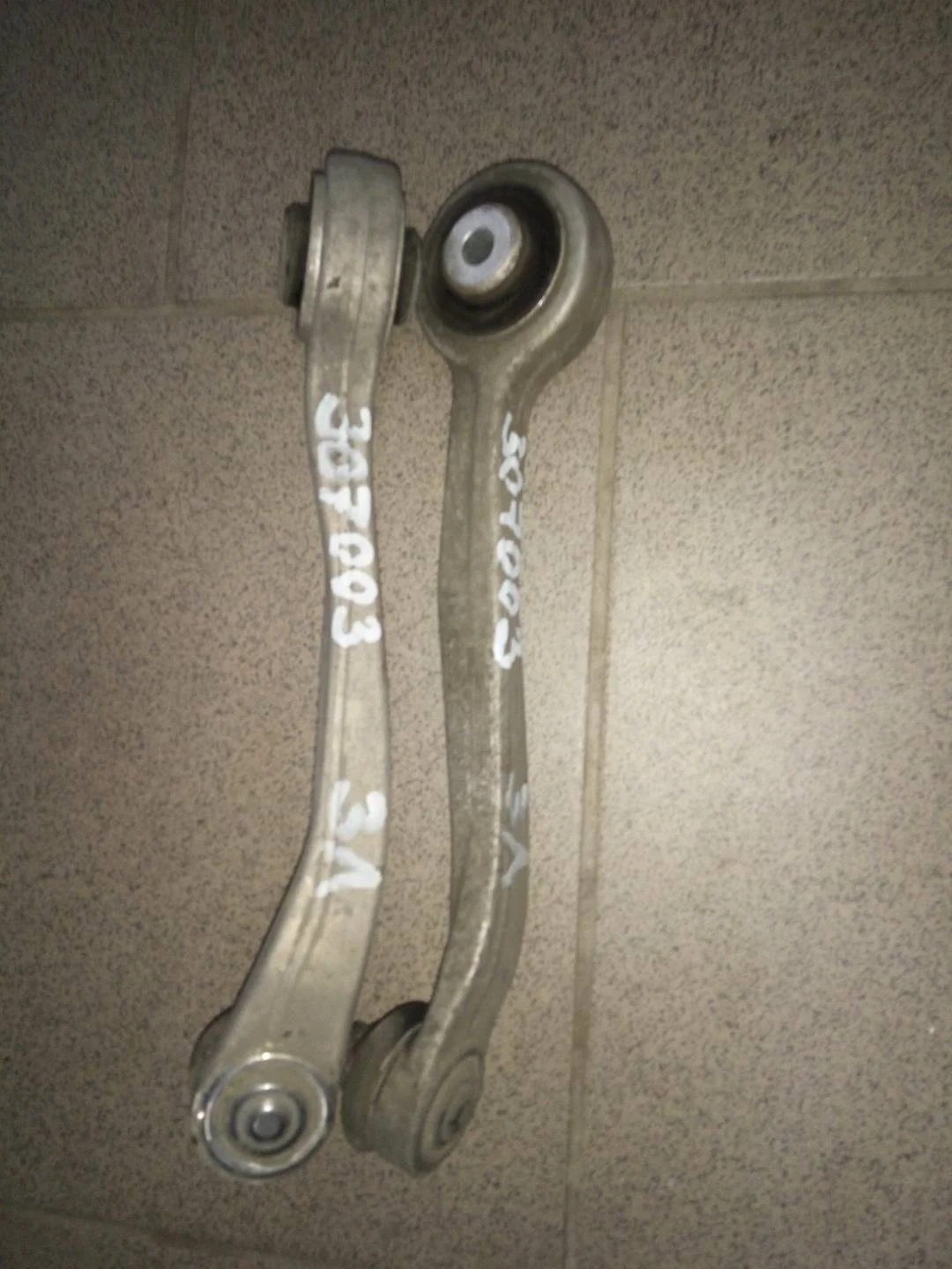 рычаг передний левый Audi A4  2009