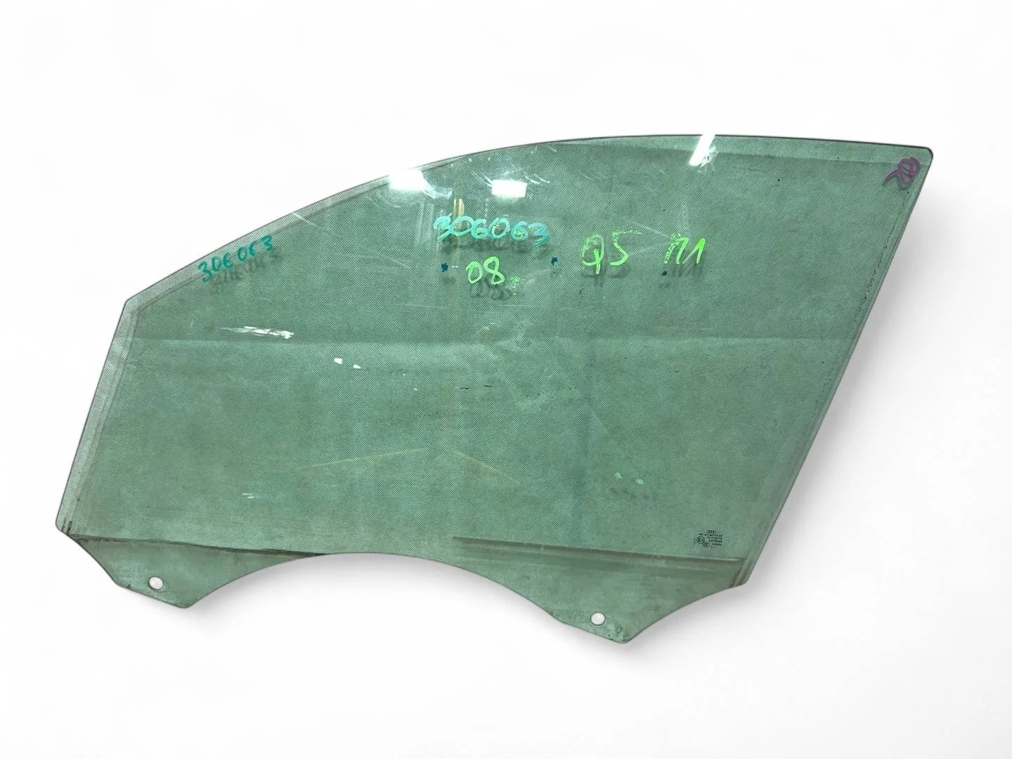 стекло двери передней левой Audi Q5  2010