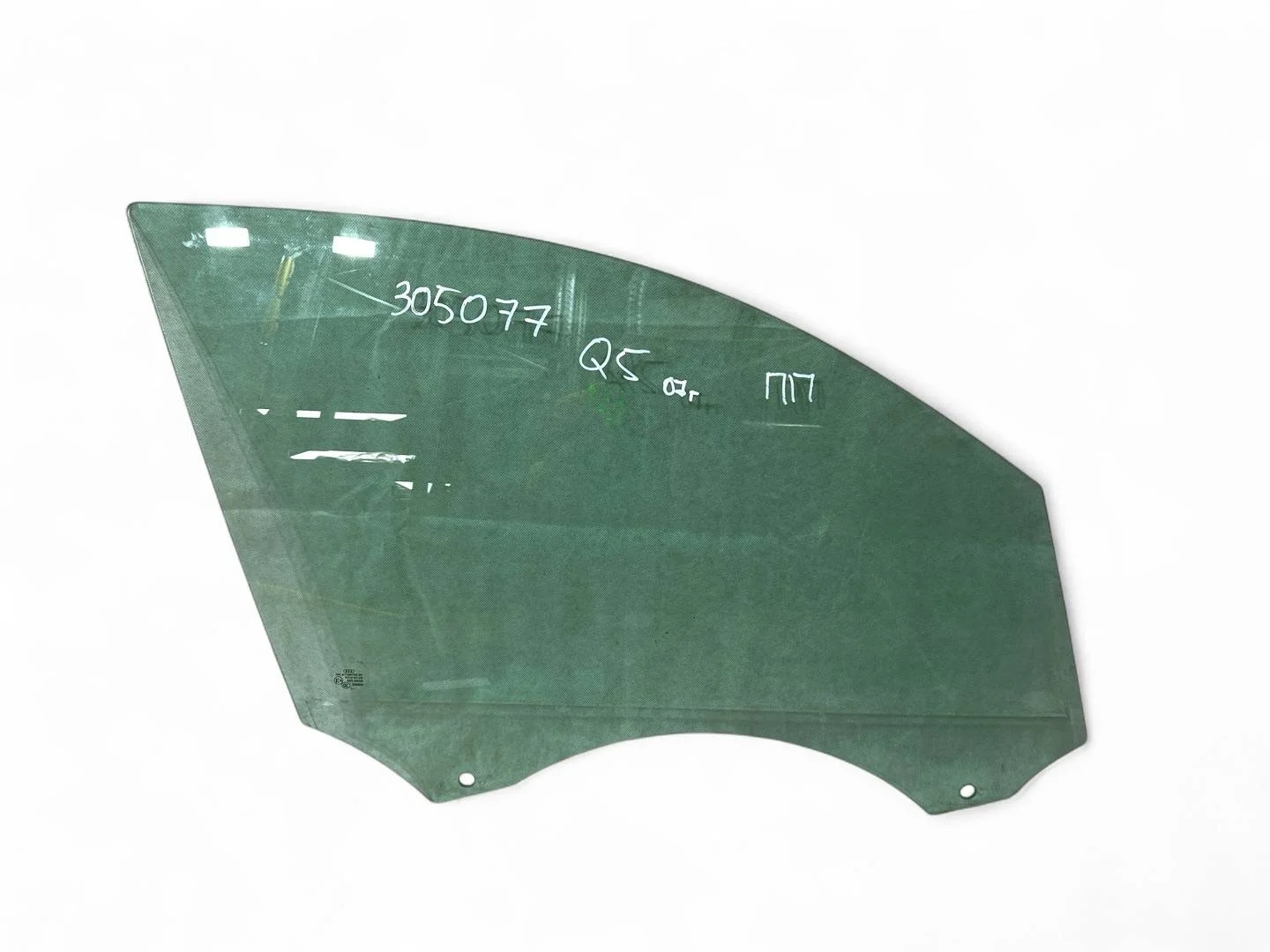 стекло двери передней правой Audi Q5  2010