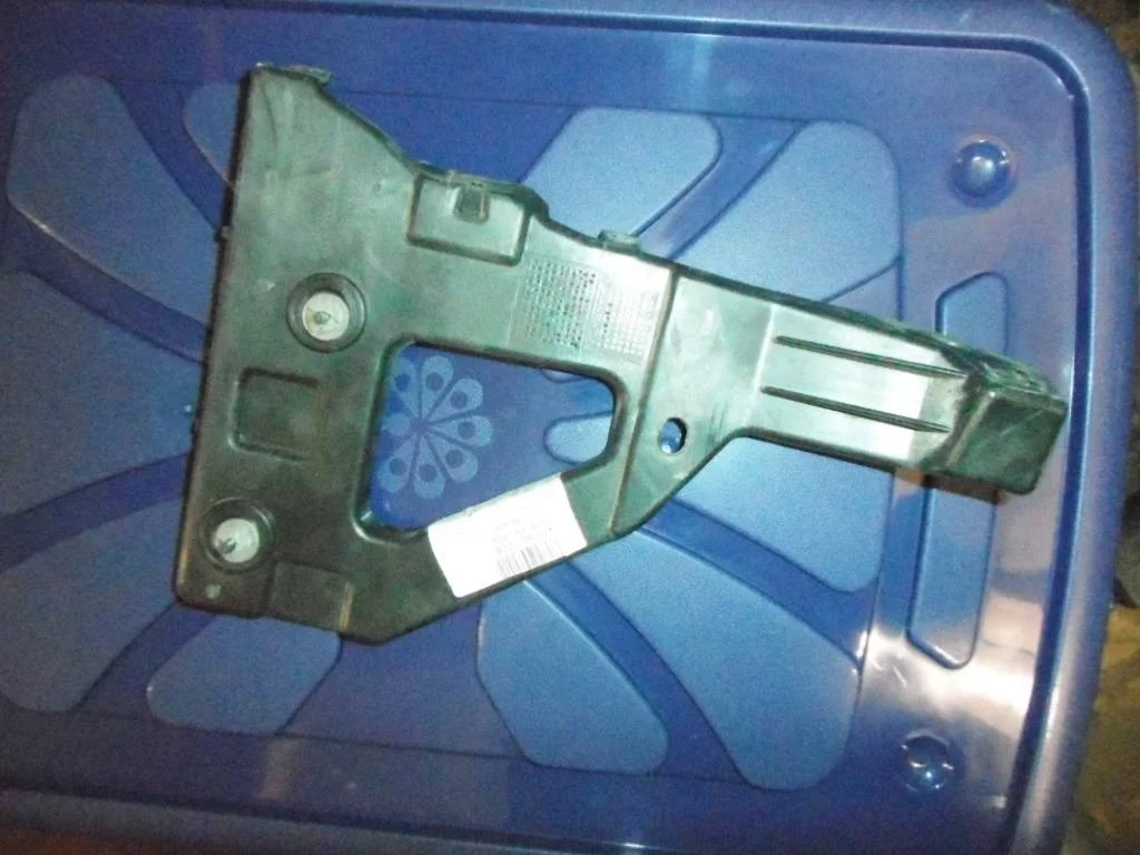 крепление переднего бампера правое Audi A6  2006