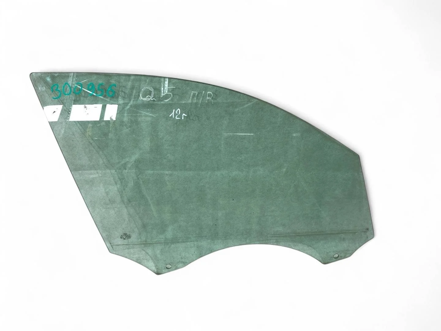 стекло двери передней правой Audi Q5  2010