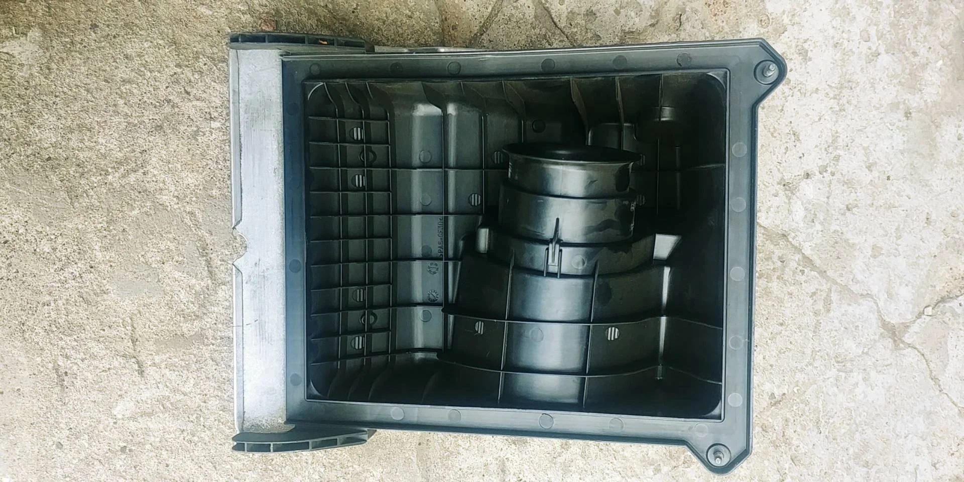 корпус воздушногo фильтра Audi A6  2006