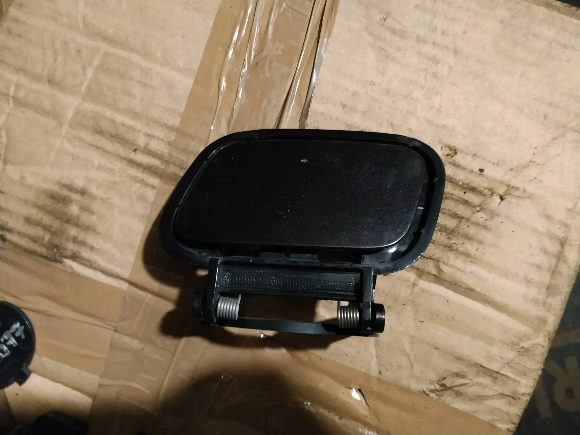 заглушка под омыватель фары левая Audi A4  2009