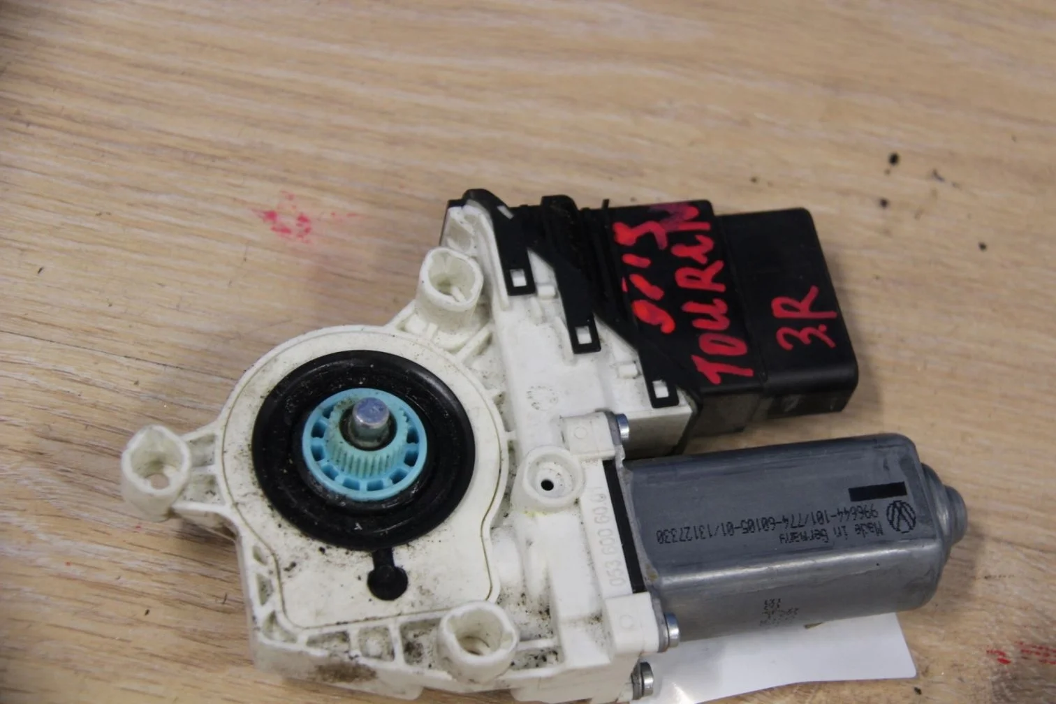 Моторчик стеклоподъёмника задний правый для Volkswagen Touran 2010-2016