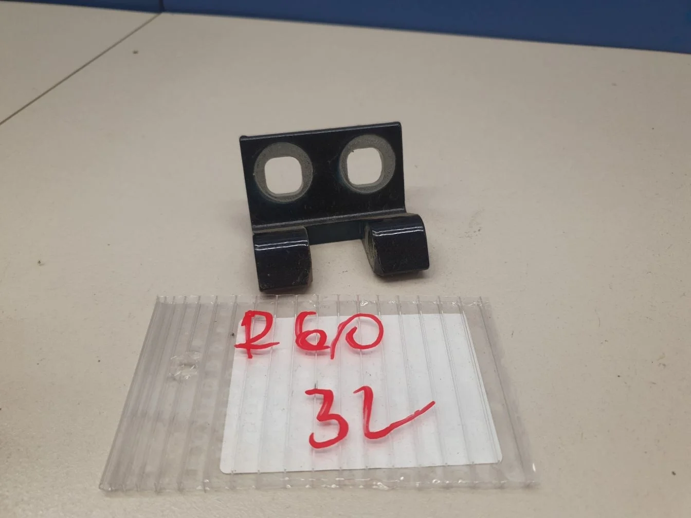 Петля двери передней левой нижняя для Mini Countryman R60 2010-2016