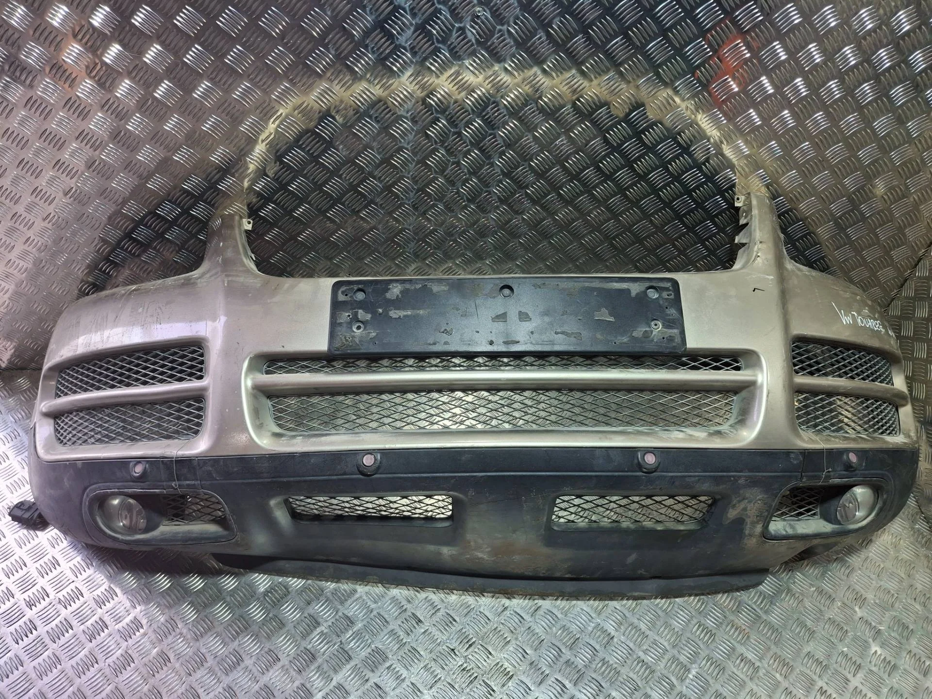 бампер передний Volkswagen Touareg   серый