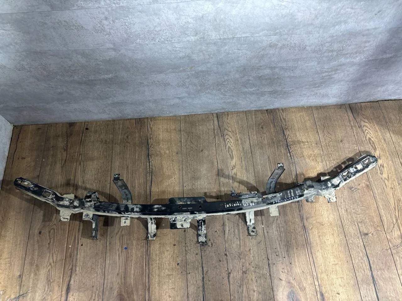 усилитель переднего бампера Infiniti QX56
