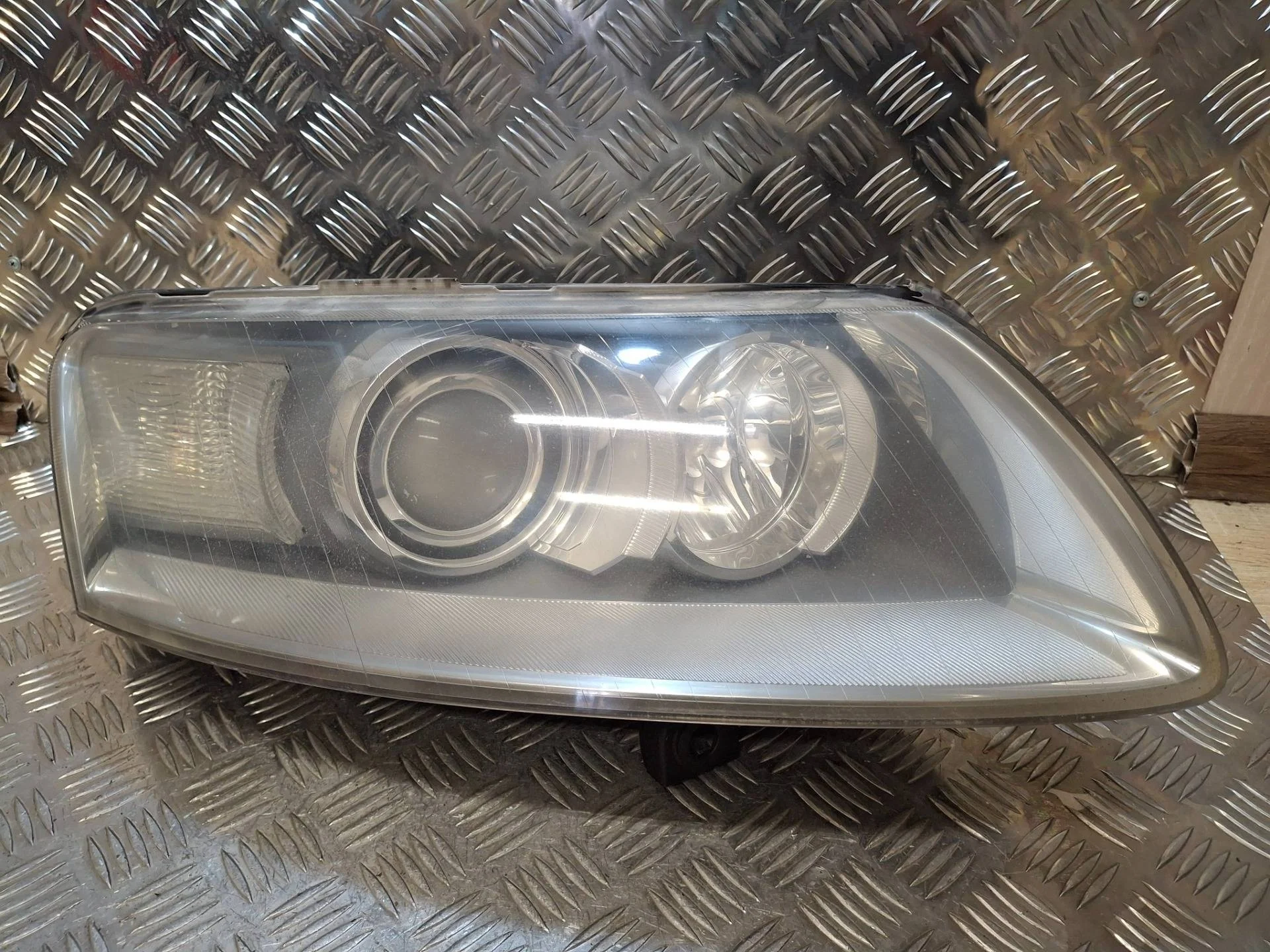 фара правая Audi A6 4F/C6