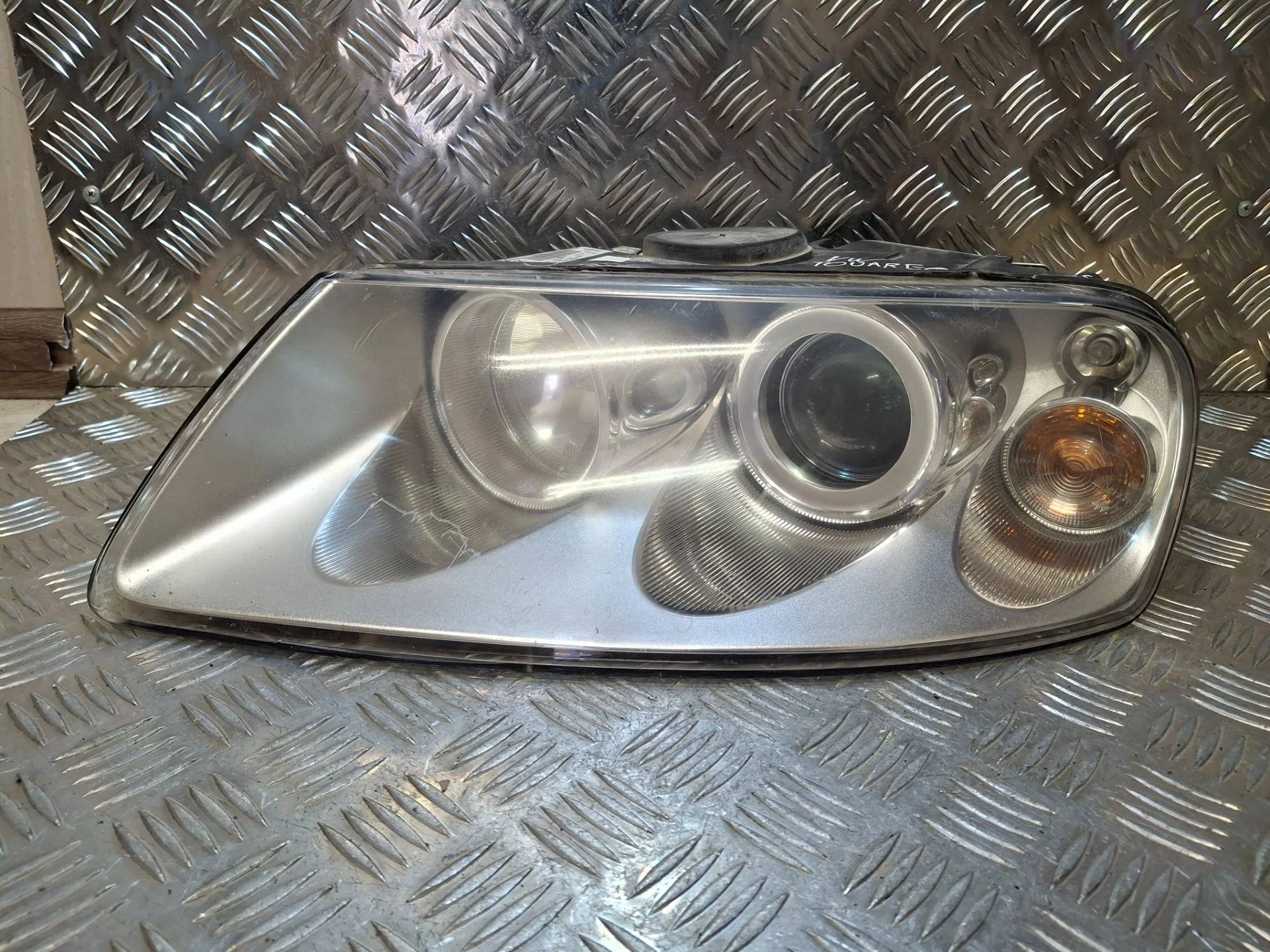 фара левая Volkswagen Touareg