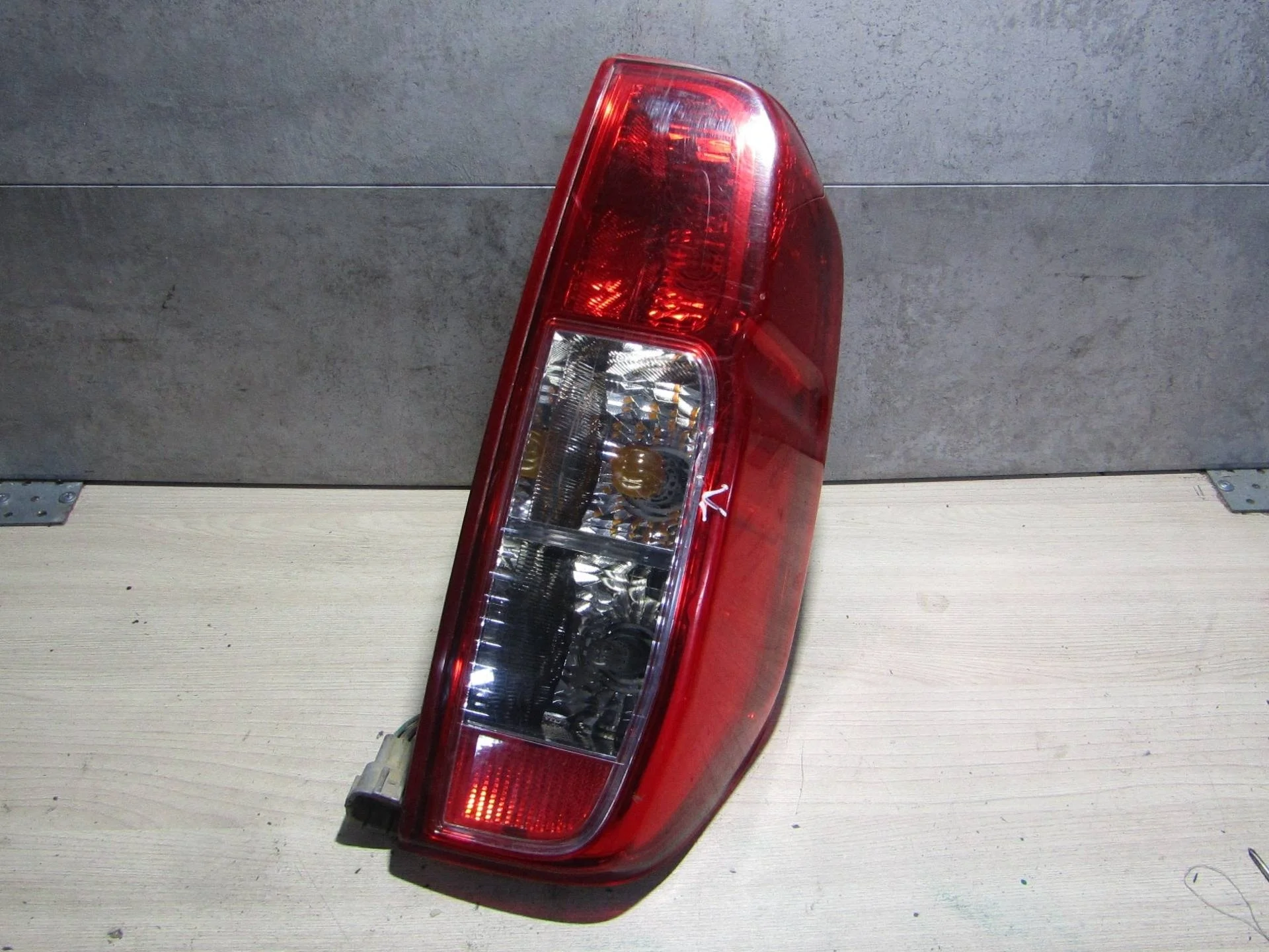 фонарь задний правый Nissan Navara D40