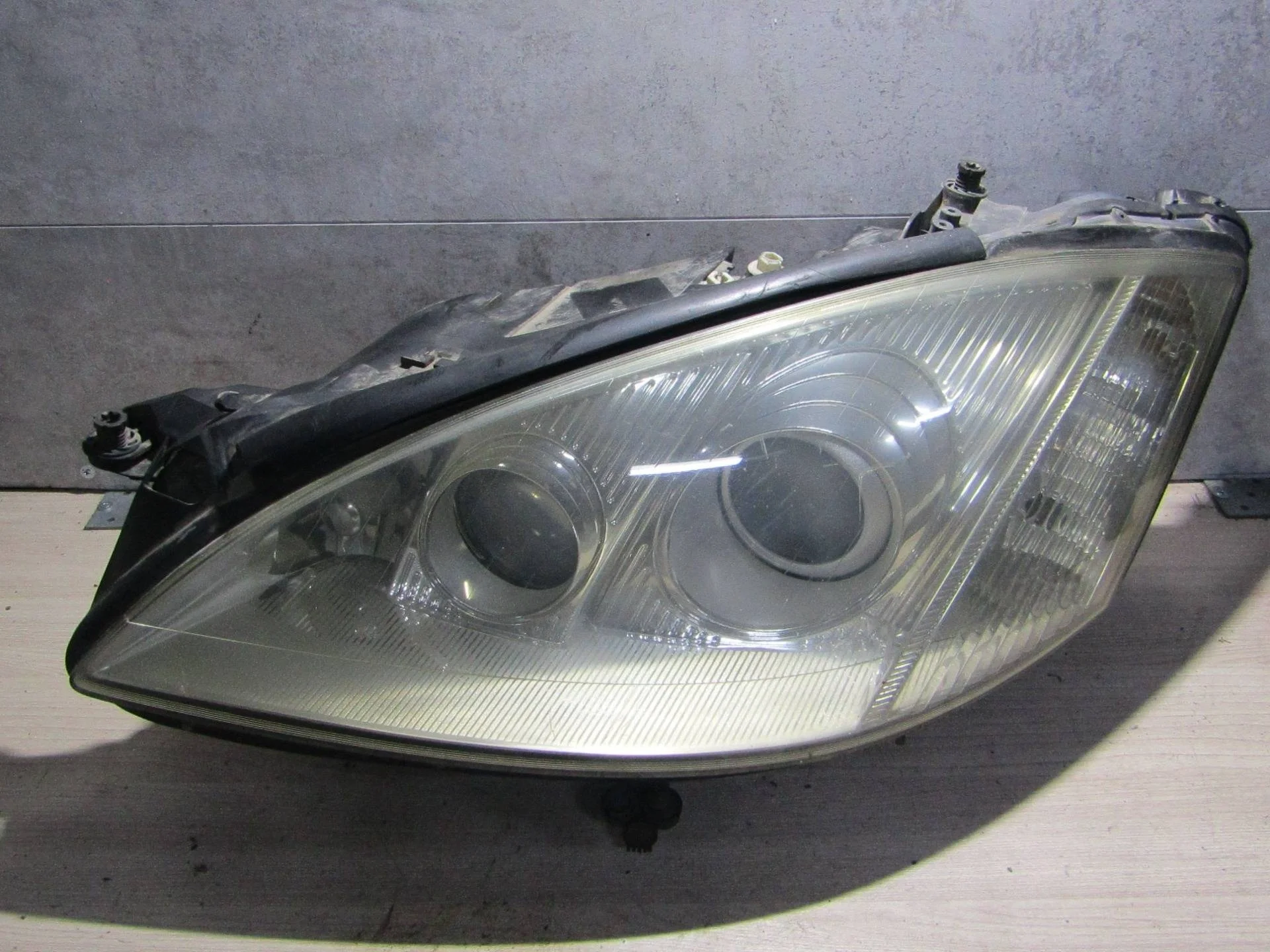 фара левая Mercedes-Benz S W221