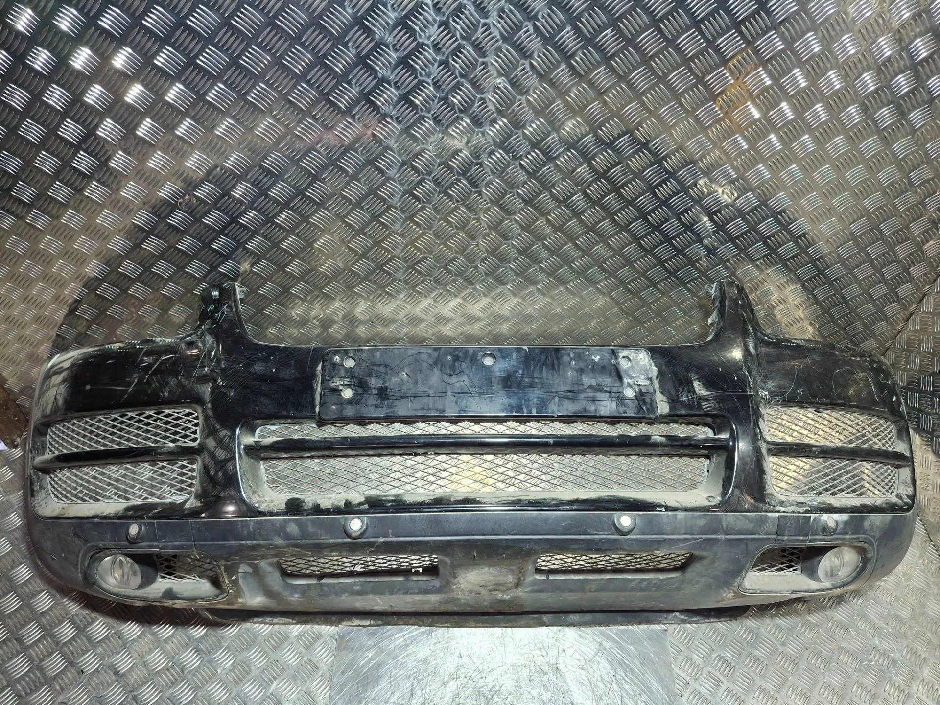 бампер передний Volkswagen Touareg   черный