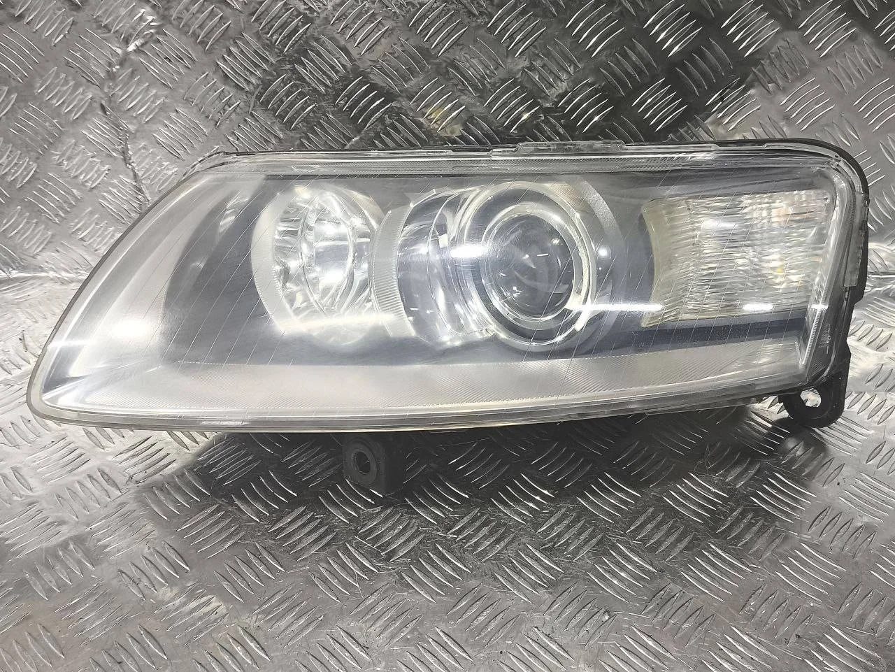 фара левая Audi A6 4F/C6