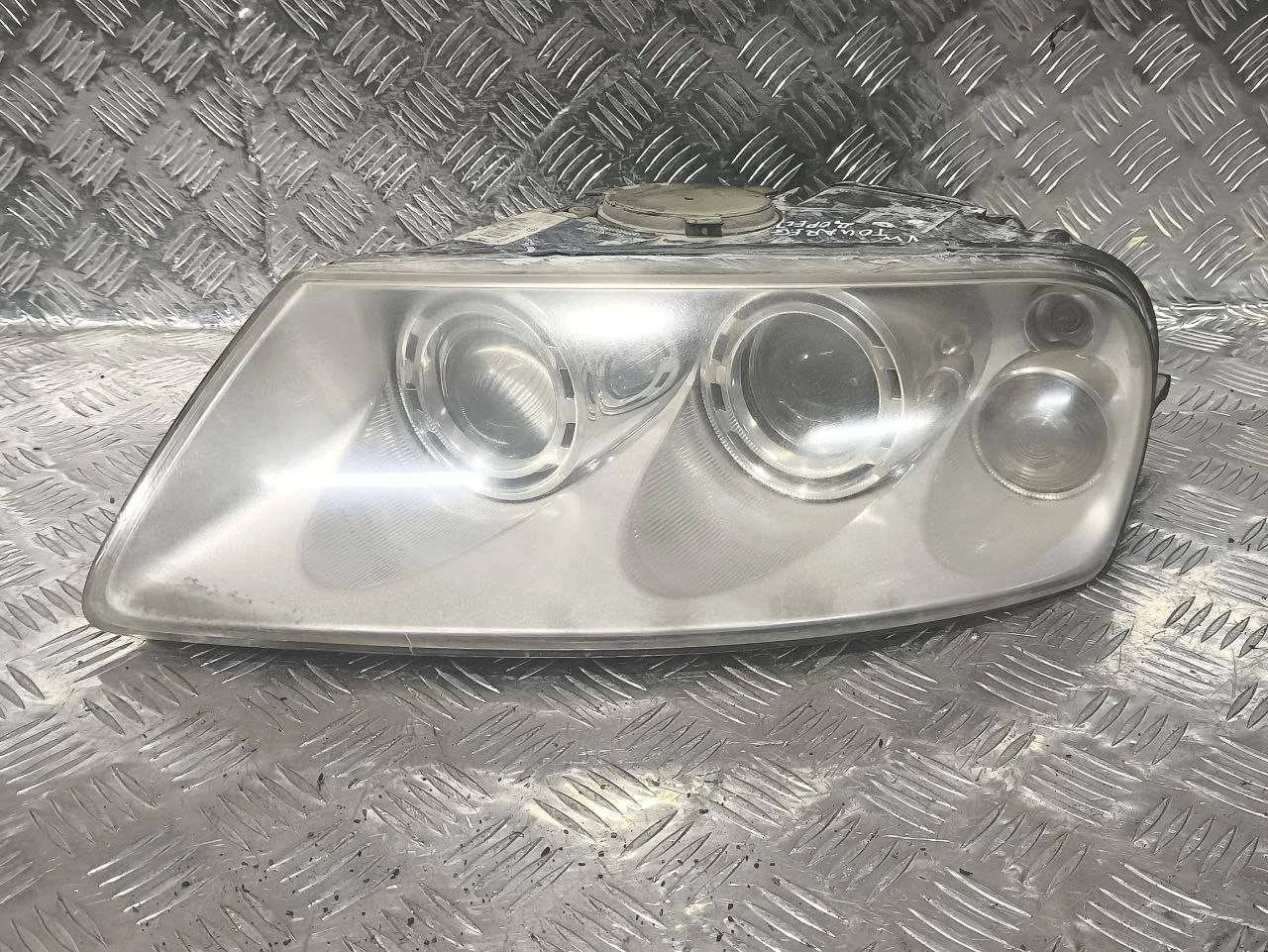 фара левая Volkswagen Touareg