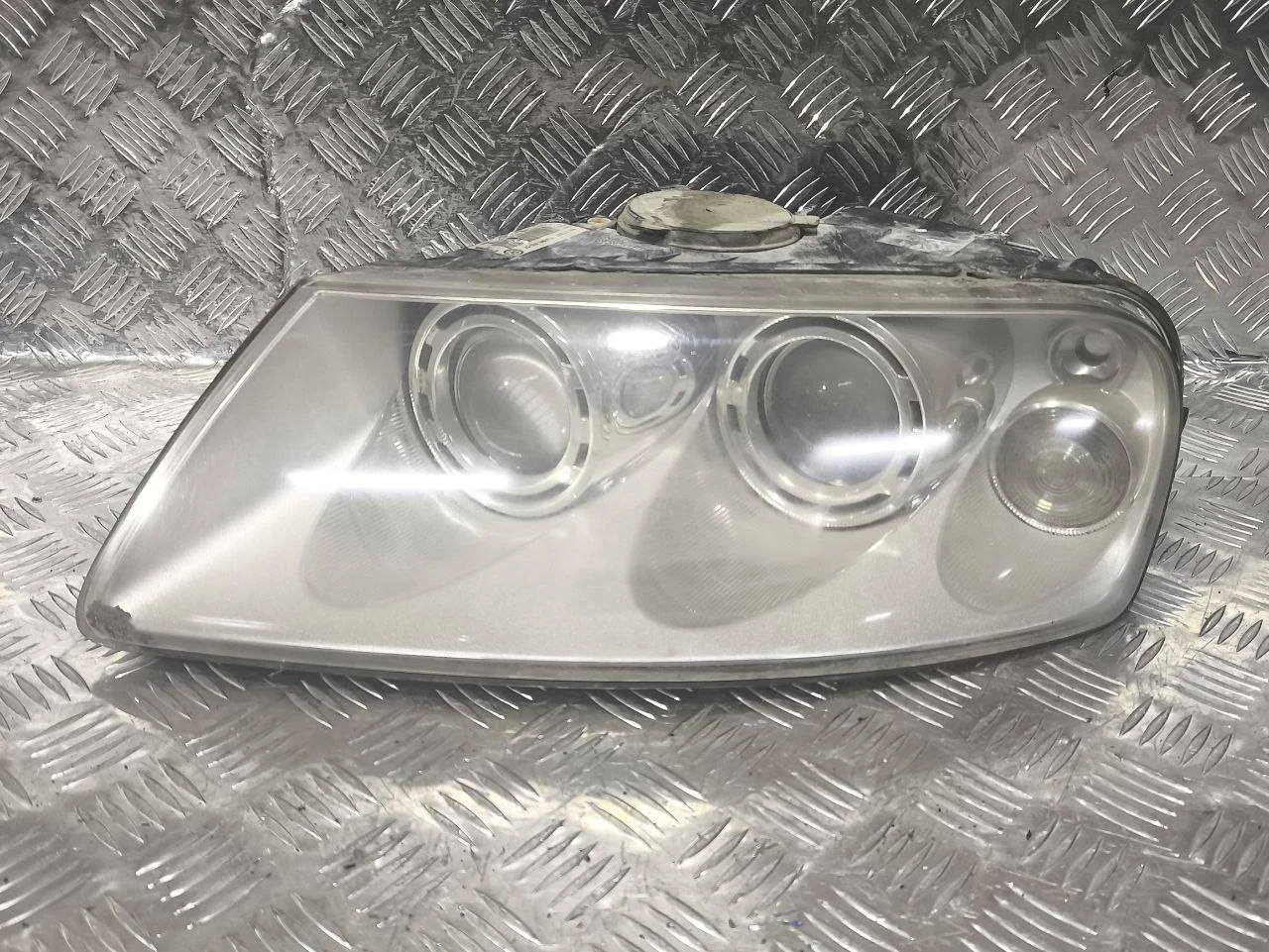 фара левая Volkswagen Touareg
