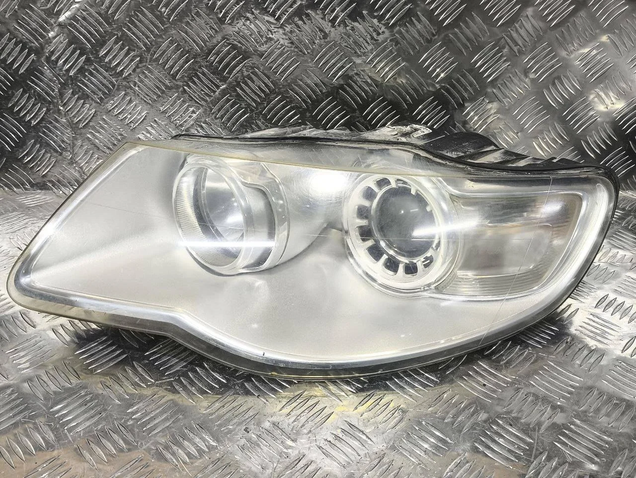 фара левая Volkswagen Touareg