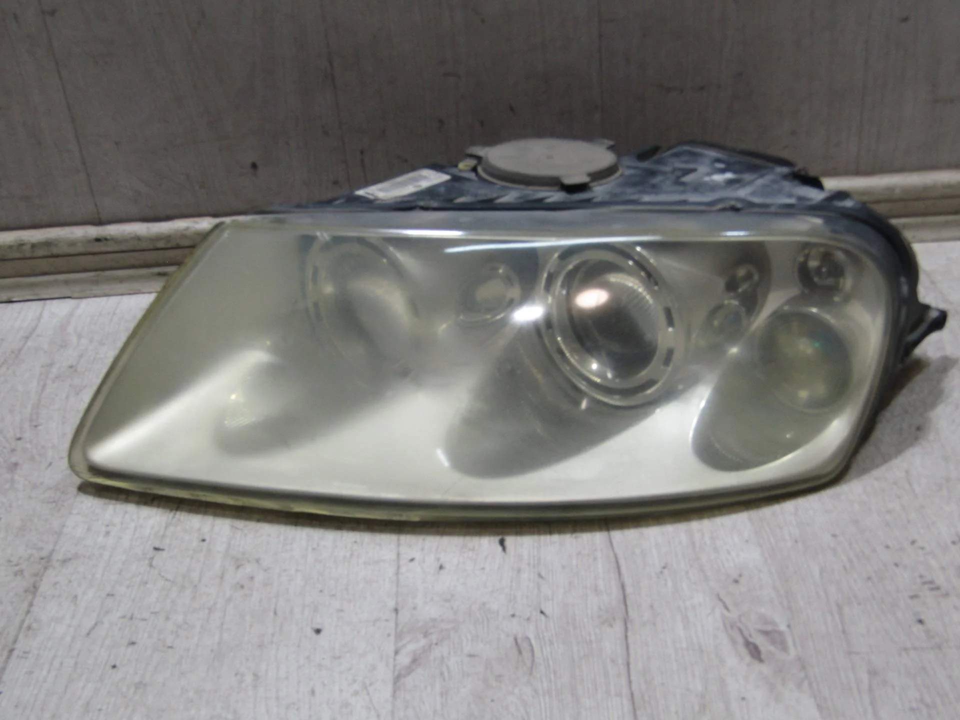 фара левая Volkswagen Touareg