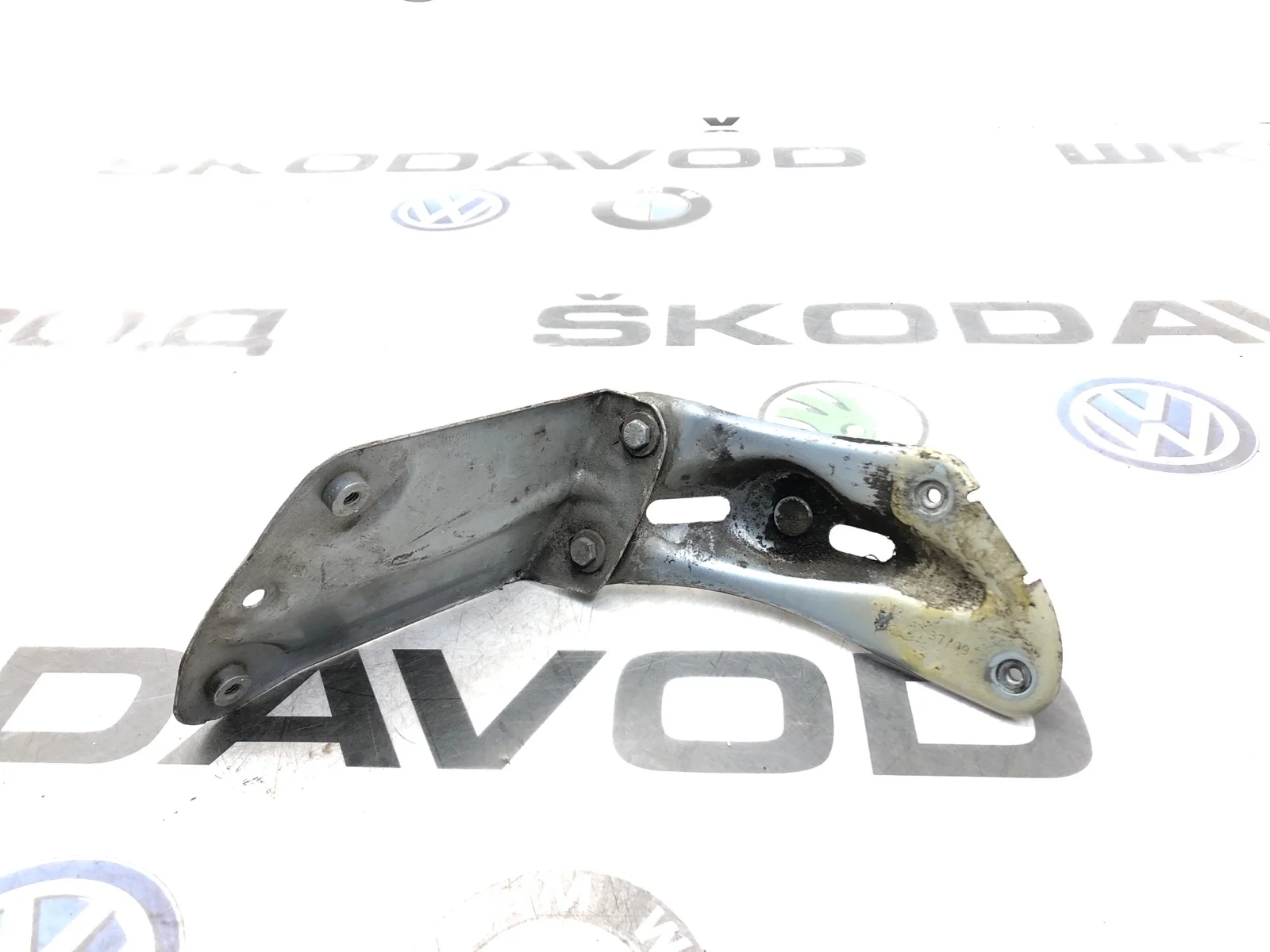 Кронштейн крыла Skoda Yeti 2009 5L0821141 5L 2.0 CBDB, передний левый