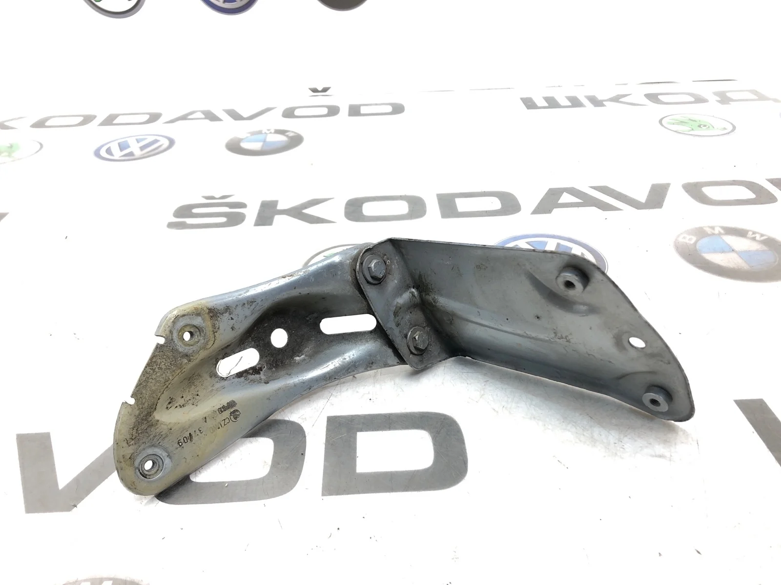 Кронштейн крыла Skoda Yeti 2009 5L0821142 5L 2.0 CBDB, передний правый