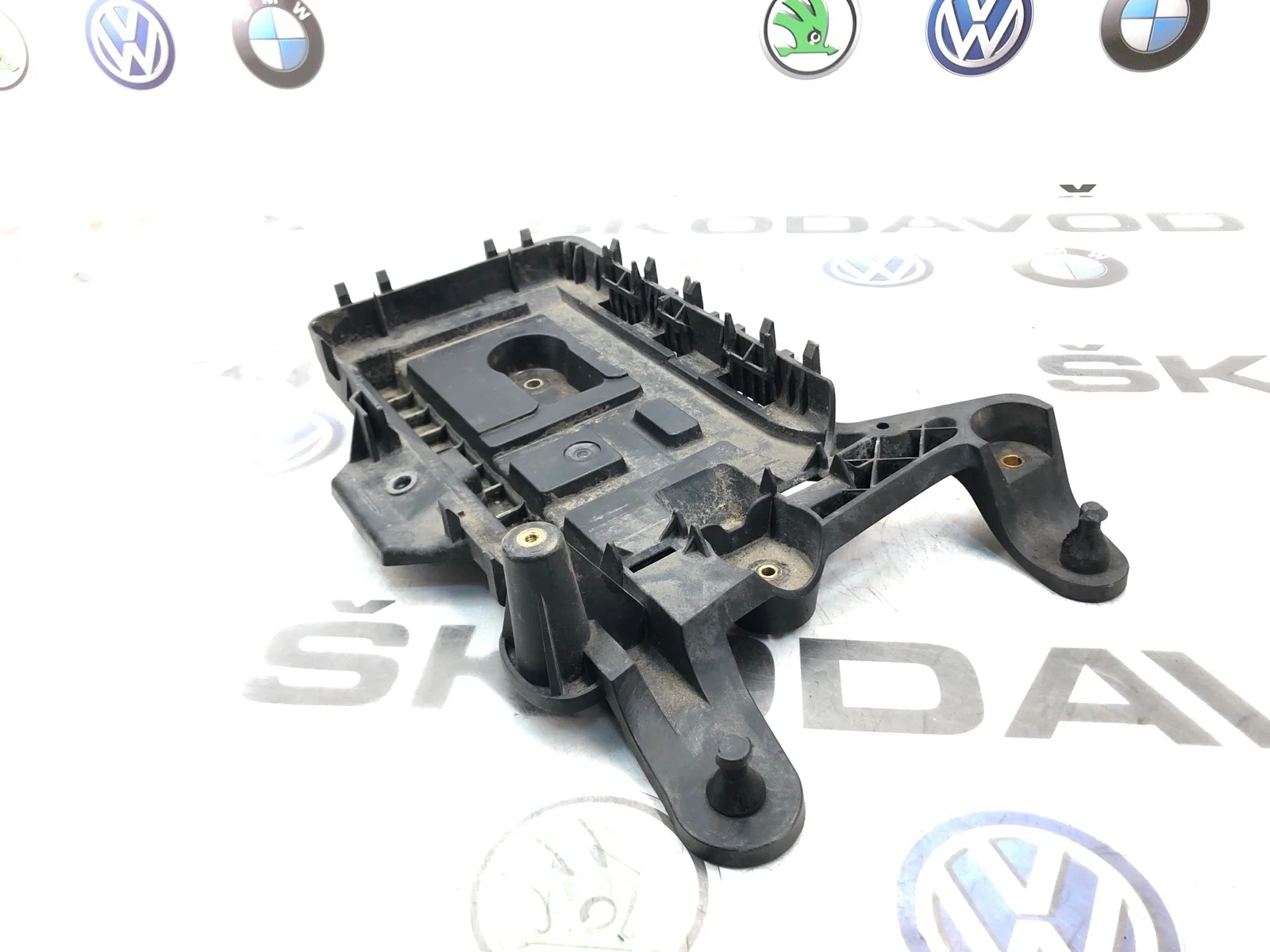 Площадка аккумулятора (АКБ) Skoda Yeti 2010 1K0915333H 5L 2.0 CFHF