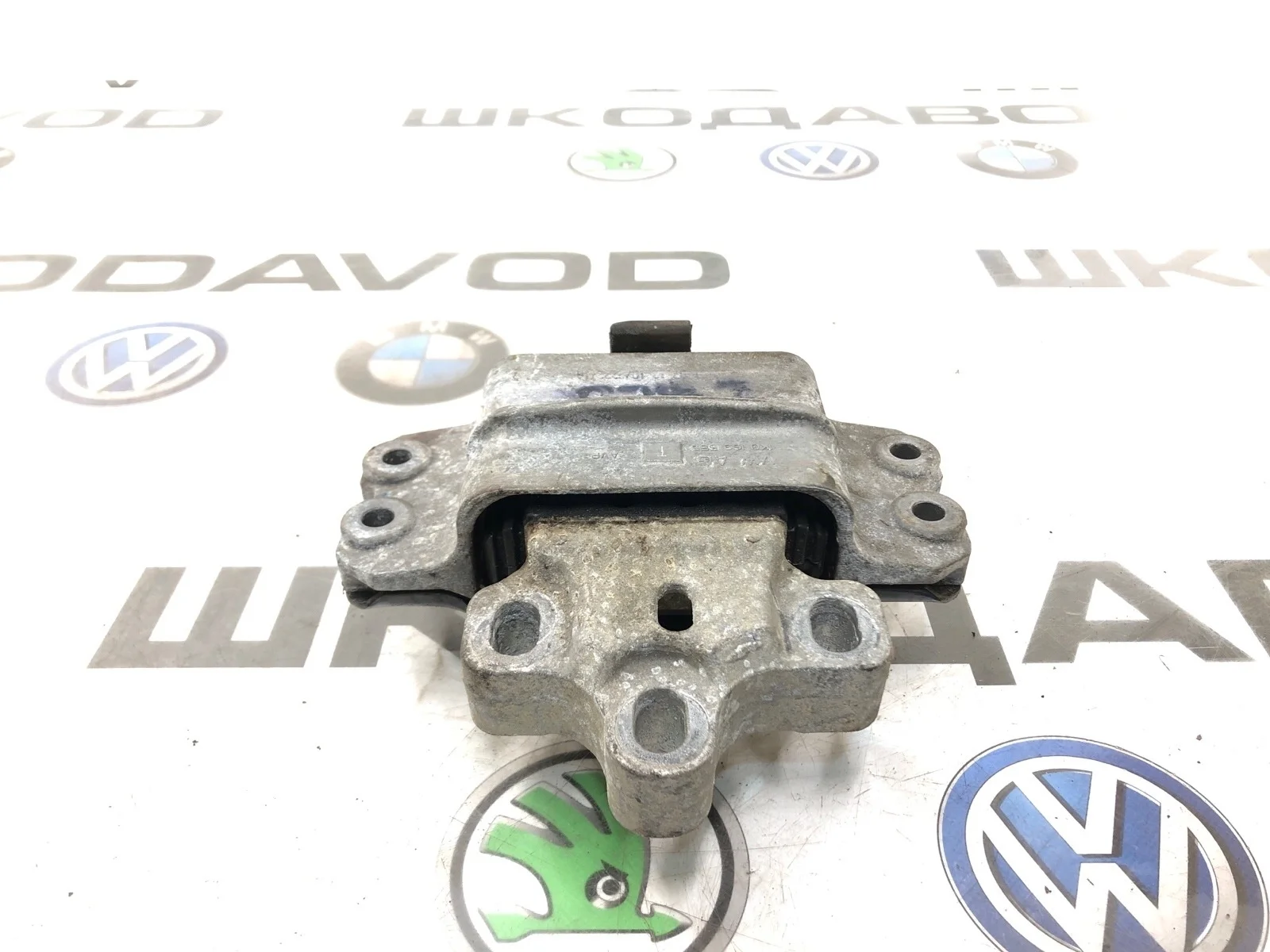 Опора МКПП Skoda Yeti 2010 1K0199555T 5L 2.0 CFHF, левая