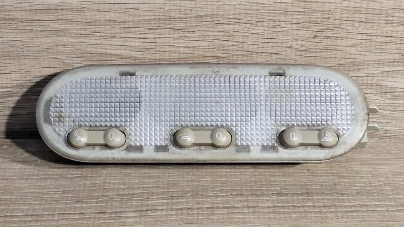 Плафон подсветки салона Renault Logan 2013-2018 8200073234 2