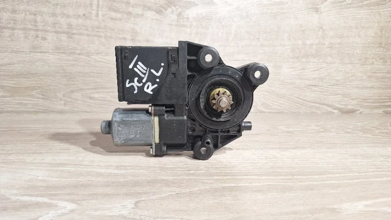 Мотор стеклоподъемника Renault Fluence 2009-2017 0130822479, левый