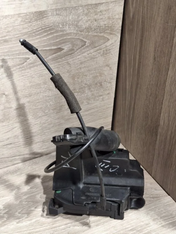 Замок боковой двери Renault Scenic 2005-2014 8200350758 3, передний левый