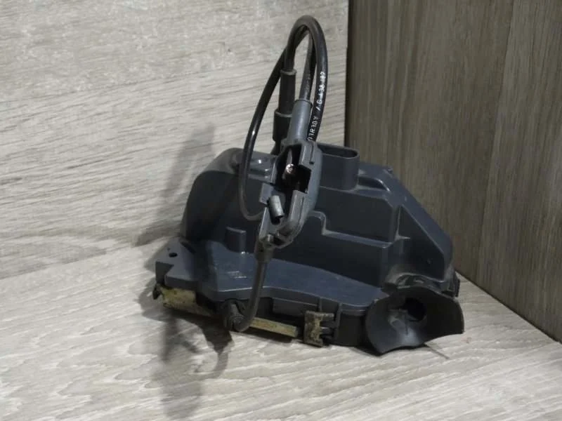 Замок боковой двери Renault Megane 2002-2010 8200027780 2, передний левый