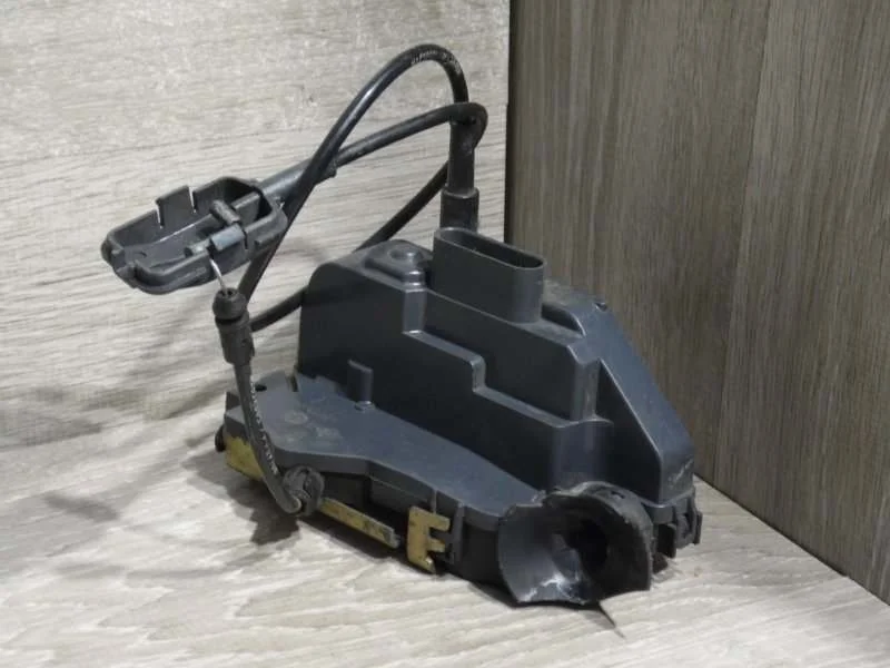 Замок боковой двери Renault Megane 2002-2010 8200027780 2, передний левый