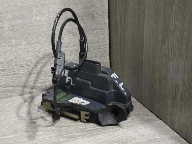 Замок боковой двери Renault Megane 2002-2010 8200027780 2, передний левый