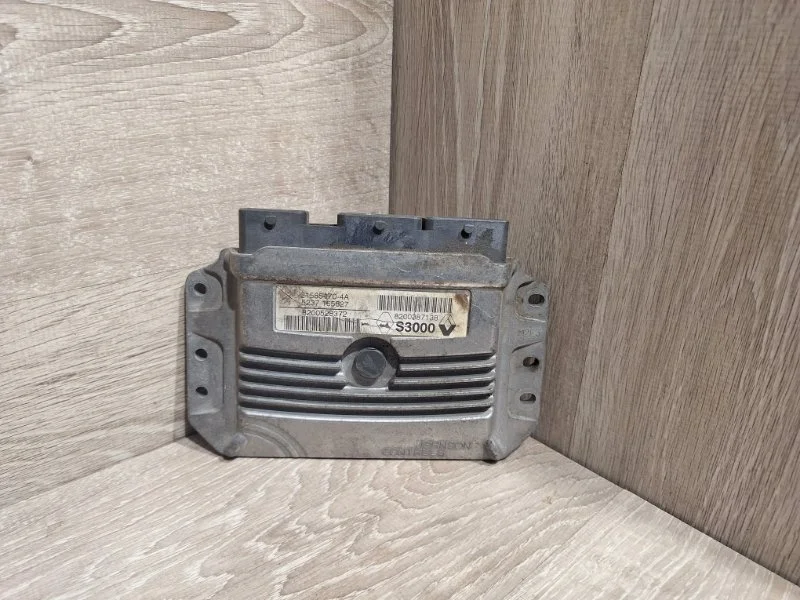 Блок управления двигателем Renault Megane 2002-2010 8200528372 2