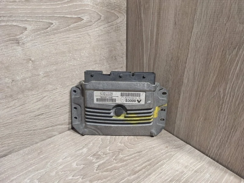 Блок управления двигателем Renault Scenic 2003-2009 8200611648 2