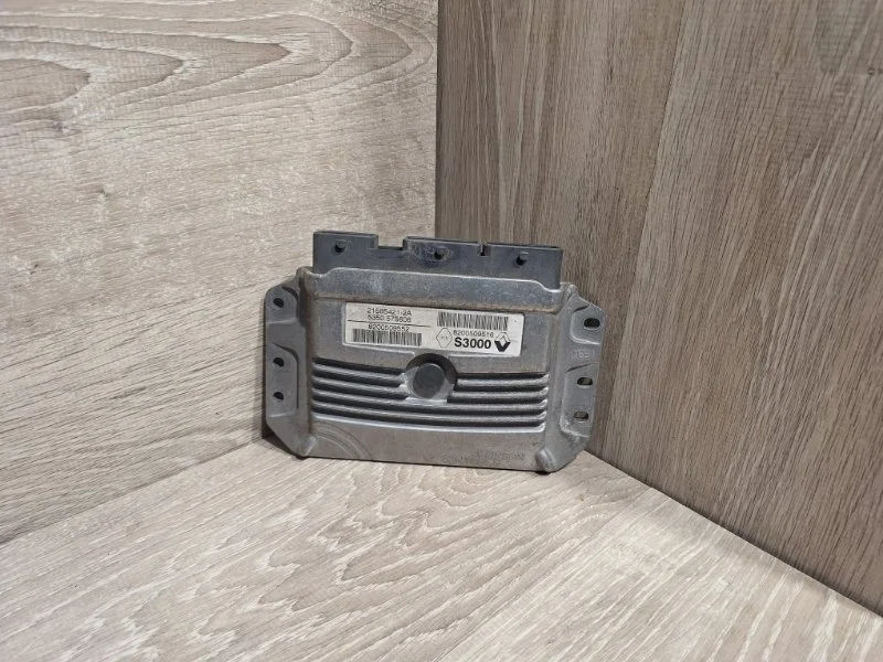 Блок управления двигателем Renault Scenic 2003-2009 8200611648 2