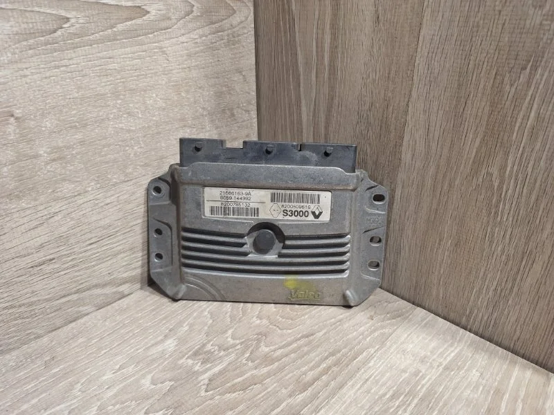 Блок управления двигателем Renault Megane 2002-2009 8200785132 2