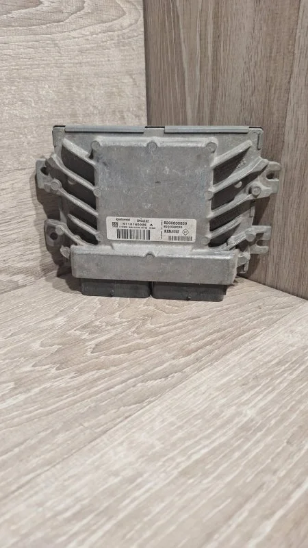 Блок управления двигателем Renault Logan 2004-2014 8200856659 1