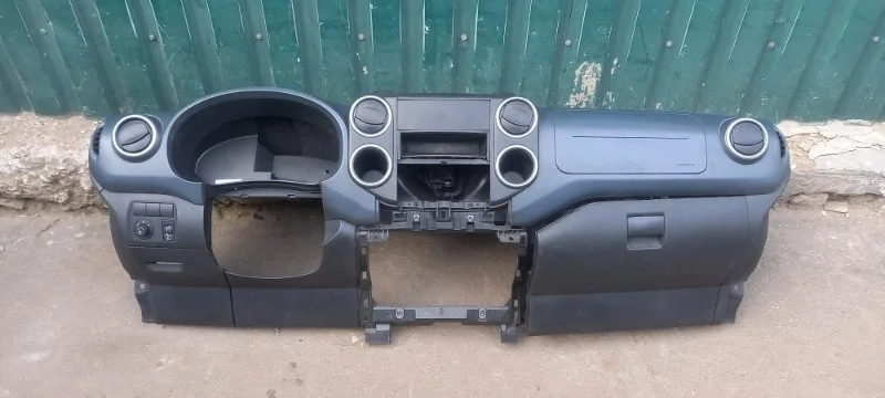 Торпедо Peugeot Partner 2010 8231YF ПАССАЖИР