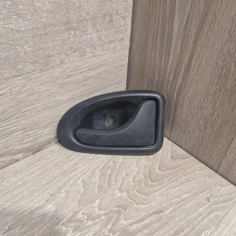 Ручка двери внутренняя Renault Logan 2004-2014 7700830079 1, правая