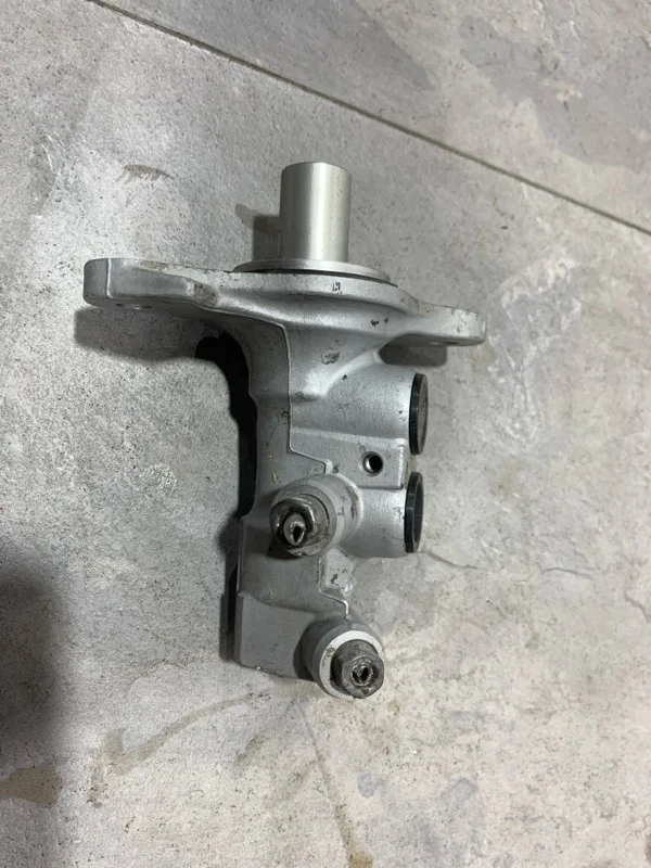Главный тормозной цилиндр Renault Logan 2014-2018 460111938R 2
