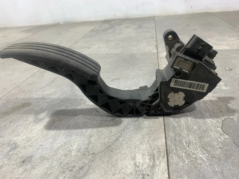 Педаль газа Renault Fluence 2008-2013 180100020R 1