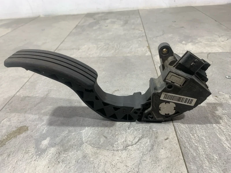 Педаль газа Renault Fluence 2008-2013 180100020R 1