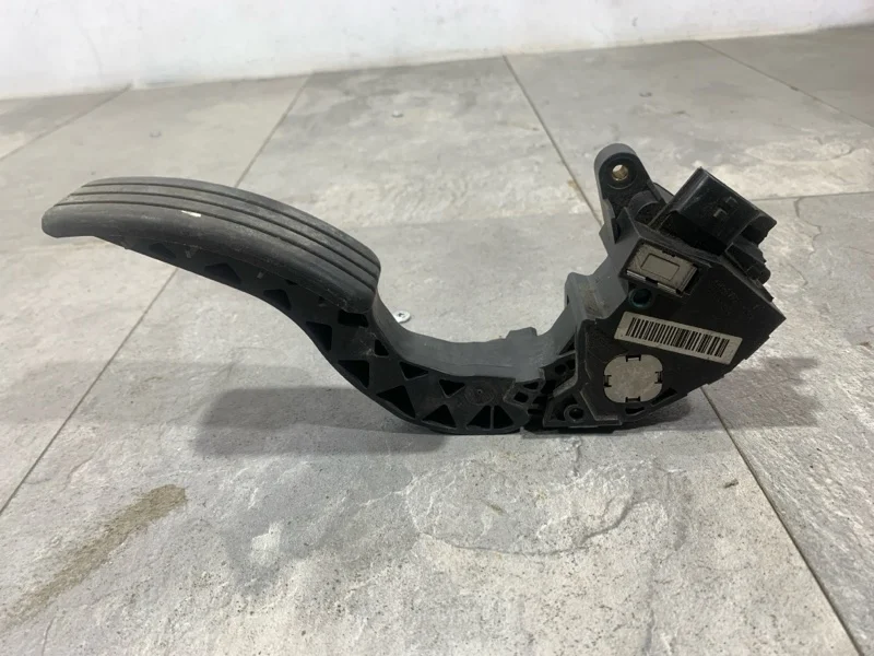 Педаль газа Renault Fluence 2008-2013 180100020R 1